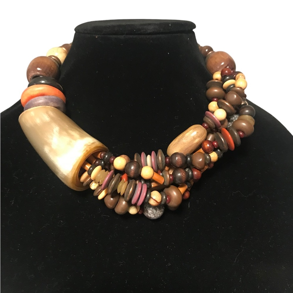 NEIMAN MARCUS BEADED NECKLACE WITH LARGE SHELL. CHOKER STYLE. ONE SIZE.